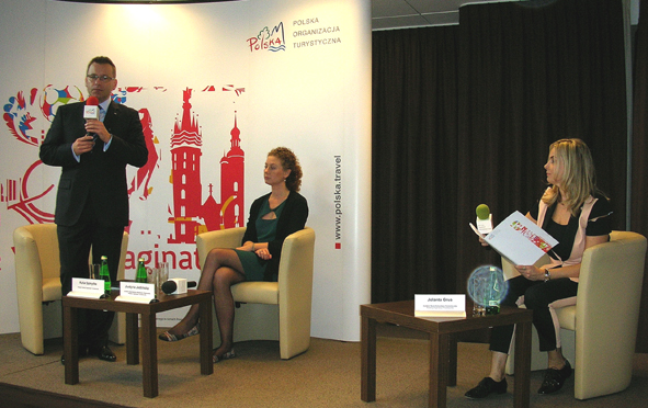 Spotkanie z dziennikarzami i laureatami... Więcej - Zwiększa się zaangażowanie lokalnej społeczności w promocję produktów turystycznych, biorących udział w konkursie. Cieszy też fakt, że osiągnęliśmy etap komercjalizacji tych produktów - mówił podczas konferencji Rafał Szmytke, prezes POT. W spotkaniu z dziennikarzami i laureatami Certyfikatów POT uczestniczyła Justyna Jedlińska, dyrektor Departamentu Współpracy Regionalnej POT. Konferencję prowadziła Jolanta Grus (z lewej), dyrektor Biura Komunikacji Korporacyjnej POT