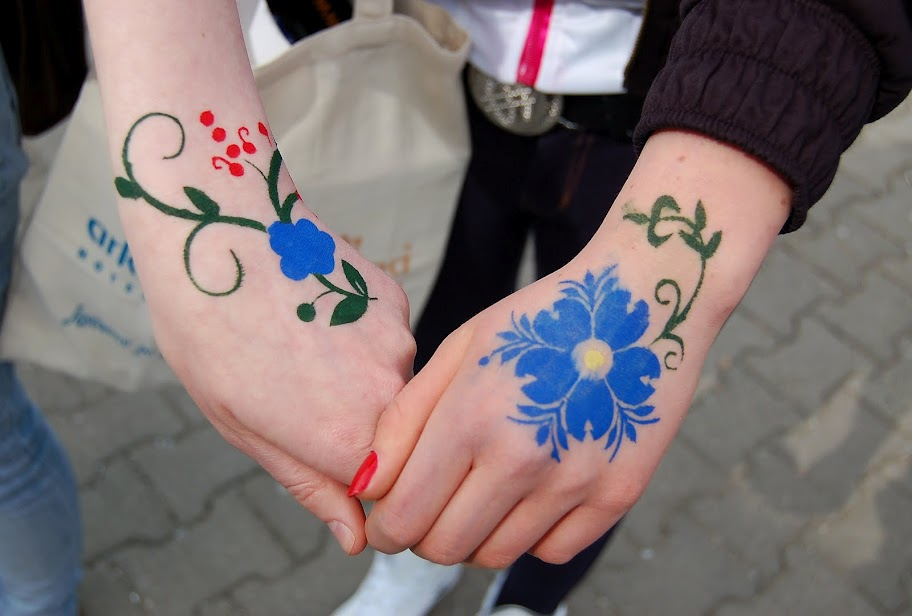 Promocyjny hand made … Więcej Targowi goście mogli doświadczyć na własnej skórze barwnego dotyku kociewskiego kwiecistego haftu