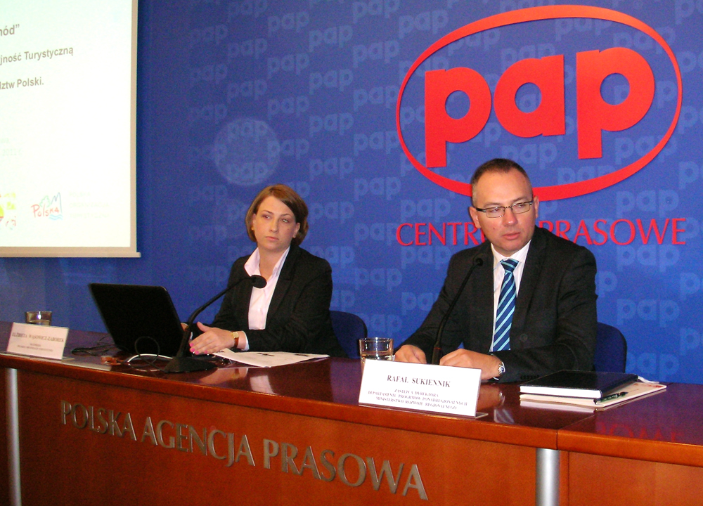 Konferencja prasowa POT … Więcej Konferencja prasowa POT „Piękny Wschód”. Od lewej Elżbieta Wąsowicz-Zaborek, wiceprezes Polskiej Organizacji Turystycznej i Rafał Sukiennik, zastępca dyrektora Departamentu Programów Ponadregionalnych Ministerstwa Rozwoju Regionalnego
