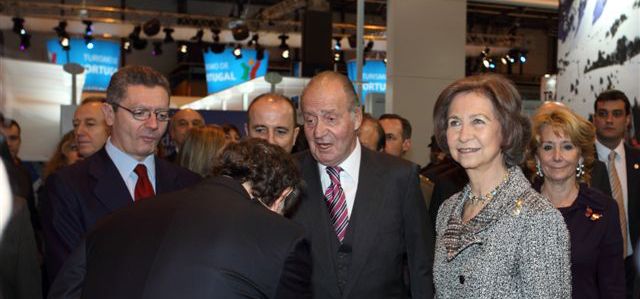 Gośćmi podejmowanymi na polskim stoisku narodowym ze szczególną kurtuazją była koronowana para - Juan Carlos z małżonką Sophią