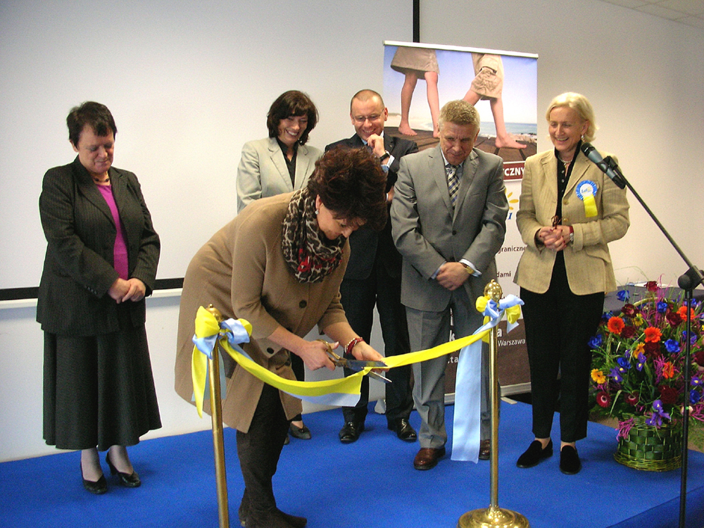 Prezydentowa Jolanta Kwaśniewska, dokonuje uroczystego...Więcej Moment uroczystego przecięcia wstęgi inaugurującego tegoroczne targi „Lato”. Ciężkimi nożycami ostatniego cięcia dokonuje prezydentowa Jolanta Kwaśniewska, prezes fundacji „Porozumienie Bez Barier”. Na podwyższeniu od lewej Jolanta Koczorowska, burmistrz dzielnicy Wawer; Katarzyna Sobierajska wiceminister MSiT; Rafał Szmytke, prezes POT; Jan Korsak, prezes PIT; Urszula Potęga, prezes MT Targi