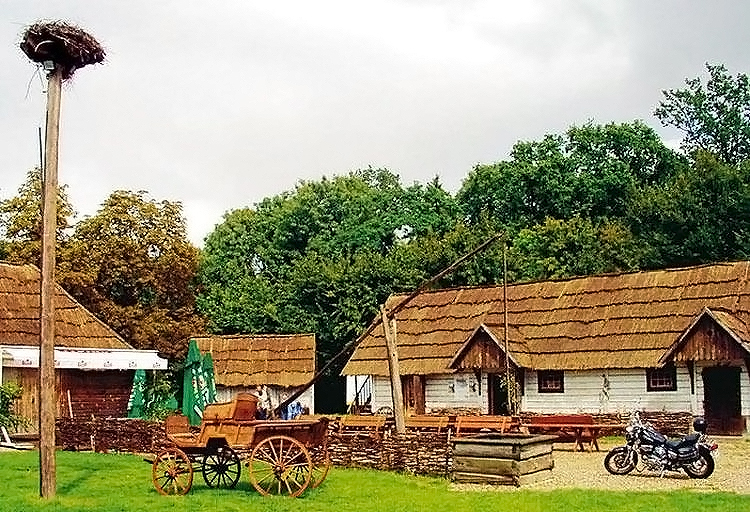 Soplicowo w Cichowie … Więcej Dekoracja do filmu „Pan Tadeusz”, pozostawiona na prośbę władz gminy Krzywiń, tworzy dziś mickiewiczowski skansen/ fot.: K. Ostojski