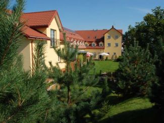 Obiekt otoczony jest dużym ogrodem … Więcej Obiekt położony przy trasie, którą najczęściej pokonują zmotoryzowani jadący do nałęczowskiego zdrojowiska z Warszawy w kierunku Lublina, otoczony jest dużym ogrodem