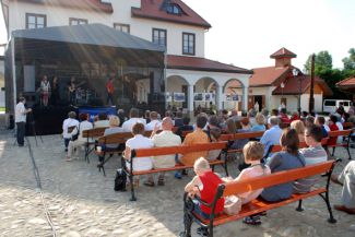 Inauguracyjny koncert w Miasteczku Galicyjskim … Więcej Koncert w Miasteczku Galicyjskim w Nowym Sączu. Na scenie Paulina Bisztyga z zespołem / fot.: E. Tomczyk-Miczka