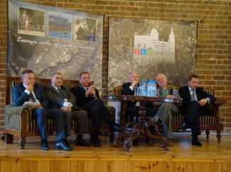 Sesja o marce regionu … Więcej Od lewej siedzą: Józef Kaczmarek - burmistrz Uniejowa, Zdzisław Czapla - burmistrz Turku, Piotr Wandachowicz z Departamentu Kultury Fizycznej, Sportu i Turystyki Urzędu Marszałkowskiego Województwa Łódzkiego, Ryszard Bonisławski, dyrektor Centrum Informacji Turystycznej w Łodzi, Zbigniew Frączyk, dyrektor ROT WŁ oraz Jacek Janowski z POT / fot.: A. Danowska