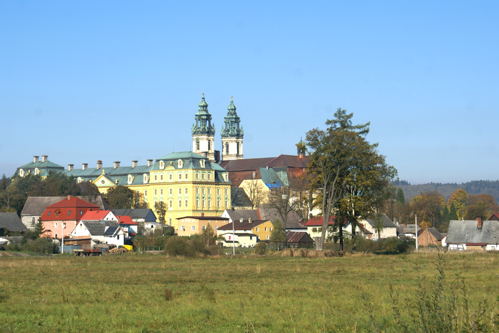Wieże bazyliki krzeszowskiej … Więcej Wieże bazyliki krzeszowskiej widoczne są z odległości wielu kilometrów/ fot.: Marek Perzyński