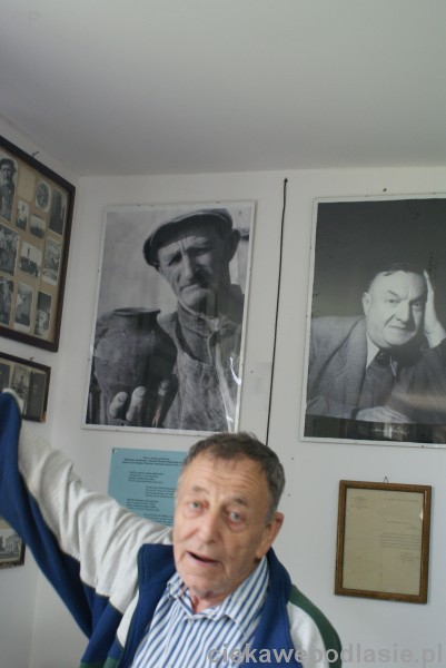 Wiktor Litwińczuk … Więcej Wiktor Litwińczuk na tle fotografii swojego ojca, założyciela zbiorów prywatnego Muzeum Archeologiczno-Etnograficznego w Surażu