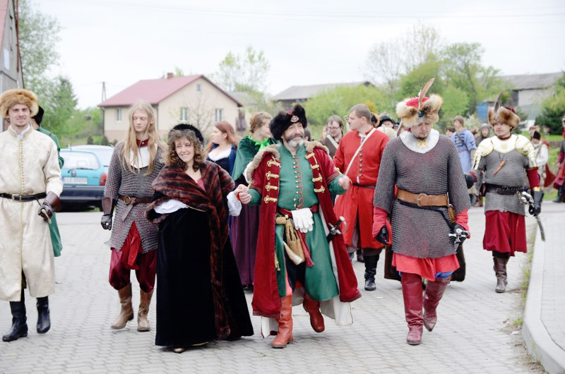 Majówka historyczna 2011 … Więcej Średniowieczni wojowie oraz XVII wieczni rycerze. Dwa światy w jednym miejscu - Zawieprzycach. W majowy weekend (7-8 maja) już po raz czwarty przeżywaliśmy niezapomnianą przygodę, podróż do epoki życia grodowego, obrzędów i kultu dawnych Słowian
