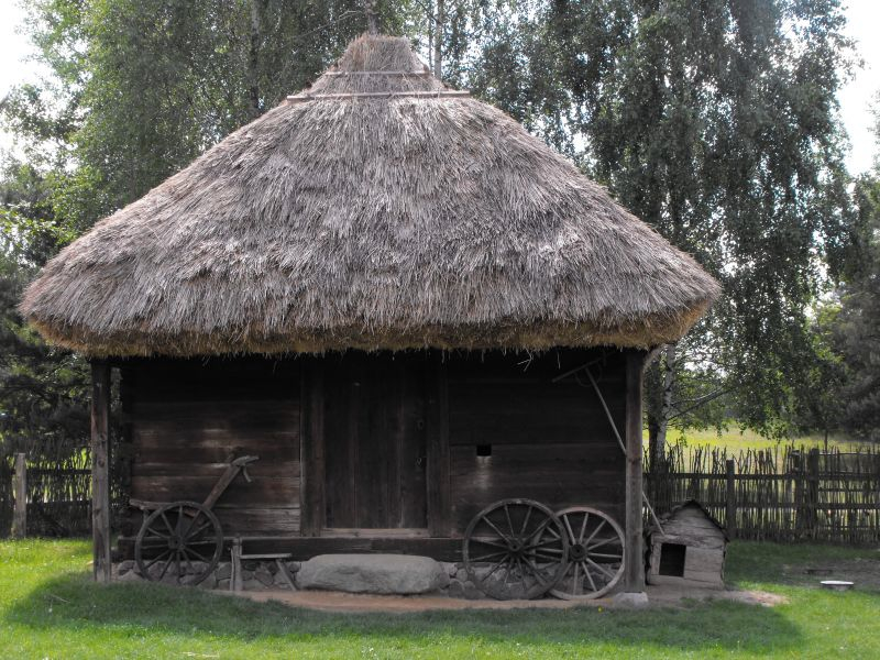 Spichlerz z około 1880 roku … Więcej Spichlerz z około 1880 r. Pochodzi z Rakutowa. Wzniesiony z bali łączonych w narożach na „rybi ogon”. Dach czterospadowy, kryty słomą.