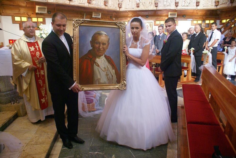 W sanktuarium w Sulistrowiczkach … Więcej Obraz przedstawiający bł. Jana Pawła II w sanktuarium w Sulistrowiczkach to pamiątka ślubu Agnieszki Rakowieckiej i Sławomira Szpota. Obok nich - ks. prał. Ryszard Staszak / fot.: Marek Perzyński