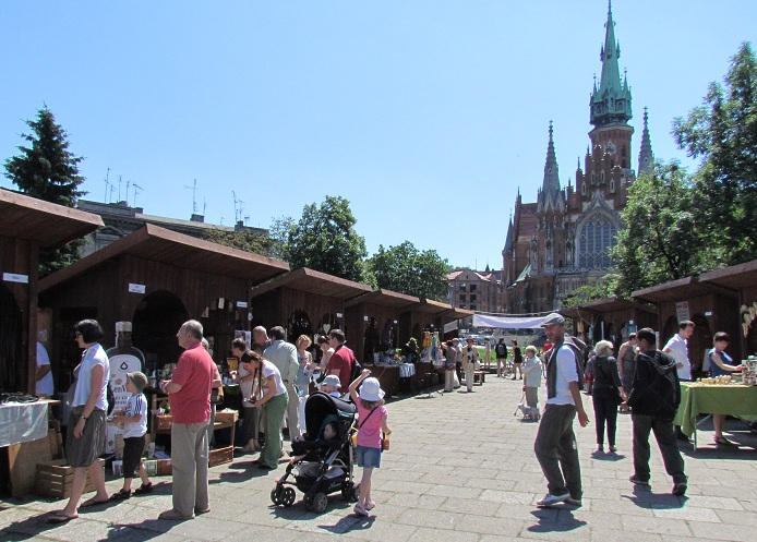 Turyści na Rynku Podgórskim w Krakowie/ fot.: E. Tomczyk-Miczka
