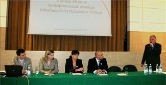 Za stołem prezydialnym od lewej: Cezary Molski wicedyrektor Departamentu Współpracy Regionalnej POT, Elżbieta Wąsowicz-Zaborek, wiceprezes POT, Katarzyna Sobierajska, podsekretarz stanu w Ministerstwie Sportu i Turystyki, Rafał Szmytke, prezes Polskiej Or Za stołem prezydialnym od lewej: Cezary Molski wicedyrektor Departamentu Współpracy Regionalnej POT,