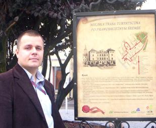 Adrian Wartecki z Działu Promocji Urzędu Miasta przy tablicy Miejskiej Trasy Turystycznej Adrian Wartecki z Działu Promocji Urzędu Miasta przy tablicy Miejskiej Trasy Turystycznej