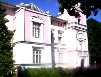 Tu, w siedzibie polskiego konsulatu przed II wojną światową, mieści się Muzeum Okręgowe w Pile Tu, w siedzibie polskiego konsulatu przed II wojną światową, mieści się Muzeum Okręgowe w Pile
