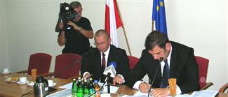 Pod umową podpisy złożyli - w imieniu Instytucji Pośredniczącej Rafał Baniak (z prawej), podsekretarz stanu w Ministerstwie Gospodarki oraz reprezentujący beneficjenta Rafał Szmytke, prezes Polskiej Organizacji Turystycznej. Pod umową podpisy złożyli - w imieniu Instytucji Pośredniczącej Rafał Baniak (z prawej), podsekretar