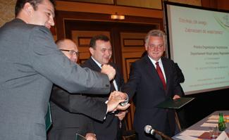 Wymiana uścisków dłoni ministrów…Więcej » Wymiana uścisków dłoni ministrów…Więcej »