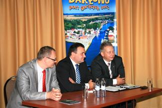 W toku obrad Od lewej: Jarosław Pawłowski, podsekretarz stanu w Ministerstwie Rozwoju Regionalnego, Stanisław Gawłowski, wiceminister Środowiska, Andrzej Bojanowski, wiceprezydent Miasta Gdańska, prezes ZMiGM W toku obrad Od lewej: Jarosław Pawłowski, podsekretarz stanu w Ministerstwie Rozwoju Regionalnego,