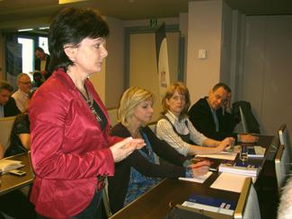 W trakcie obrad. Od lewej Małgorzata Waszak ,,,Więcej >> W trakcie obrad. Od lewej Małgorzata Waszak ,,,Więcej >>
