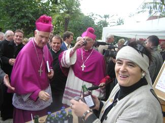 Anna Lech prezentuje wyroby hierarchom ze Świdnicy, w tym bp. Ignacemu Decowi (z lewej) Anna Lech prezentuje wyroby hierarchom ze Świdnicy, w tym bp. Ignacemu Decowi (z lewej)