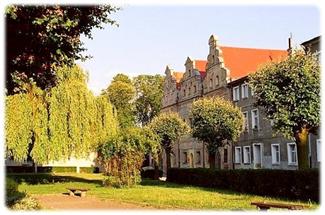 Kamieniczki mieszczańskie na placu Zamkowym we Wschowej Kamieniczki mieszczańskie na placu Zamkowym we Wschowej