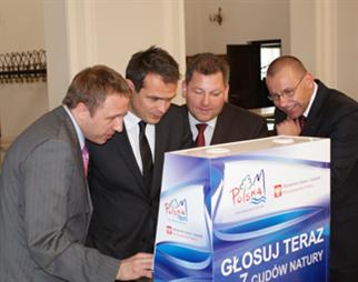 Wspólne głosowanie. Od prawej ...Więcej>> Wspólne głosowanie. Od prawej ...Więcej>>