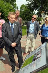 Tadeusz Truskolaski, prezydent Miasta Białystok, ogląda informacyjną tablicę turystyczną na Szlaku esperanto i wielu kultur Tadeusz Truskolaski, prezydent Miasta Białystok, ogląda informacyjną tablicę turystyczną na Szlaku e