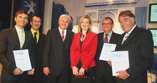 Laureaci „Medienpreis 2008“ oraz zarząd stowarzyszenia VAP z wicekanclerzem i ministrem spraw zagranicznych Niemiec. Od lewej: Stefan Fak, Österreich Werbung; Pascal Thibaut, wiceprezes stowarzyszenia VAP; Frank-Walter Steinmeier, wicekanclerz i minister Laureaci „Medienpreis 2008“ oraz zarząd stowarzyszenia VAP z wicekanclerzem i ministrem spraw zagran