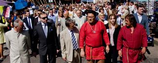 Festiwal rozpoczął uroczysty przemarsz do wczesnośredniowiecznego skansenu. W pierwszym szeregu od lewej...Więcej>> Festiwal rozpoczął uroczysty przemarsz do wczesnośredniowiecznego skansenu. W pierwszym szeregu od