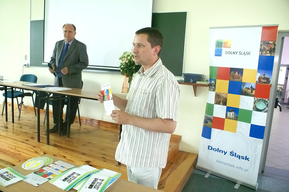 Wrocławska konferencja … Więcej Realizację projektu „Euro 2012 - szansa turystyczna dolnośląskich regionów. Program tworzenia partnerstw lokalnych” omówiono 23 maja we Wrocławiu. Na pierwszym planie Rajmund Papiernik, dyrektor Biura Zarządu DOT, z tyłu - Bogdan Koprek, kanclerz Wyższej Szkoły Zawodowej „Edukacja” / fot.: Marek Perzyński