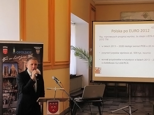 Jacek Janowski, główny specjalista POT … Więcej Prezentacja Jacka Janowskiego, głównego specjalisty, sekretarza Zespołu ds. UEFA EURO 2012 w Polskiej Organizacji Turystycznej