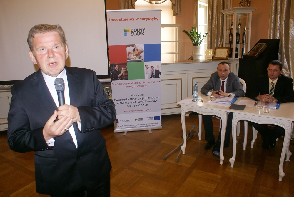 Ks. dr Józef Lisowski, kanclerz … Więcej DOT jest jedyną organizacją tego typu w Polsce, której członkiem jest diecezja. Na zdjęciu: jej przedstawiciel, ks. dr Józef Lisowski, kanclerz Legnickiej Kurii Biskupiej, podczas obrad tegorocznego walnego zgromadzenia DOT-u.