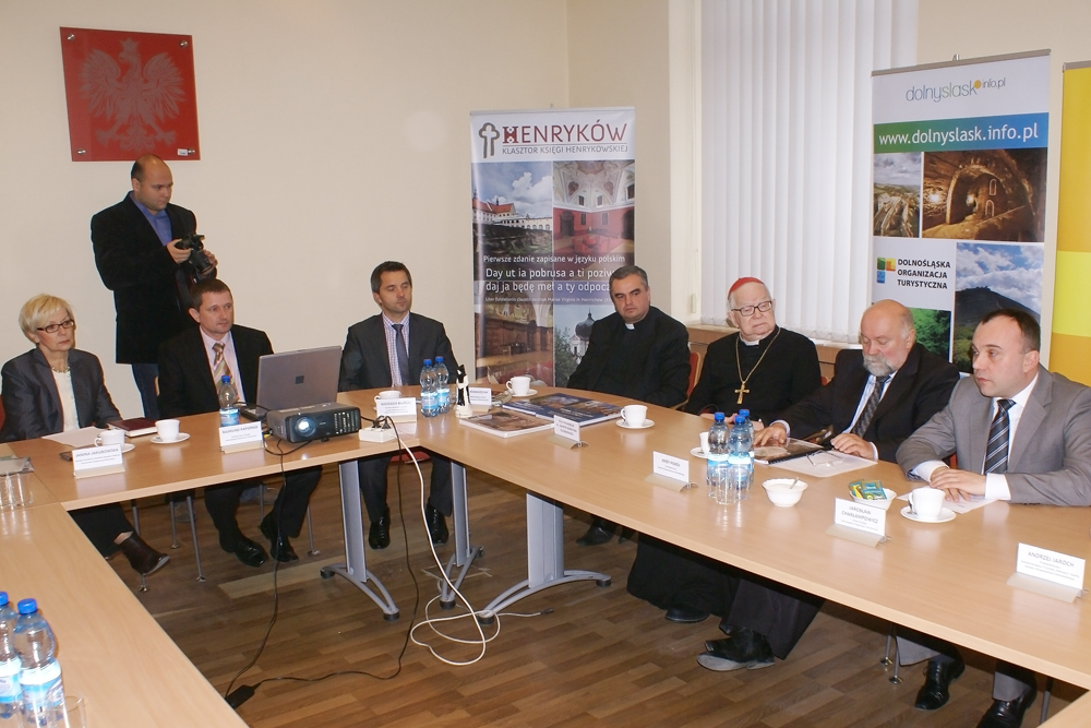 Konferencja prasowa … Więcej Konferencja prasowa, w której udział wzięli: kard. Henryk Gulbinowicz, władze sejmiku, przedstawiciele kuratorium oświaty, wydziału edukacji urzędu marszałkowskiego, Dolnośląskiego Ośrodka Doskonalenia Nauczycieli, prezes i dyrektor biura zarządu DOT i ks. Jan Adamarczuk, dyrektor liceum w Henrykowie/ fot. Marek Perzyński
