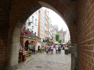 Widok z Bramy Mariackiej… Więcej Widok z Bramy Mariackiej na Aleję Bursztynową i Bazylikę Mariacką w centrum Gdańska/ fot.: Kazimierz Netka