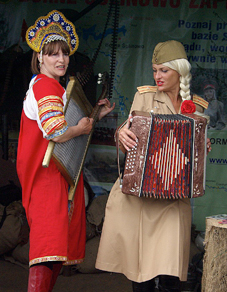 Tak potrafi się prezentować tylko LOT „Borne Sulinowo” … Więcej LOT „Borne Sulinowo” potrafi wypromować turystyczny hit z dawnego pustego miejsca na mapie. Na targach „Lato 2011” zdobył przebojowo II miejsce w konkursie Polskiej Organizacji Turystycznej i MT Targi pn. „Najlepsza oferta ekspozycyjna polskiego regionu”. Od lewej: Irena Skowronek, reprezentująca Urząd Miasta i Gminy oraz informację turystyczną i Anna Chmielowska z Pensjonatu ANI