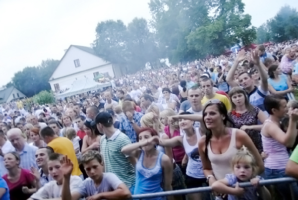 Przykład lokalnej działalności Stowarzyszenia … Więcej 15 sierpnia 2011 r. w Mościbrodach k. Siedlec odbył się I Ogólnopolski Festiwal Disco Polo - Disco Mazovia 2011. Organizatorem festiwalu było stowarzyszenie „Tradycja – Rozwój – Przyszłość”, firma Dworskie Smaki oraz Zakład Mięsny Mościbrody