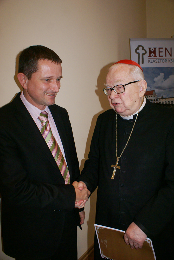 Podziękowania kard. Henryka Gulbinowicza Kard. Henryk Gulbinowicz osobiście podziękował dyrektorowi biura zarządu DOT Rajmundowi Papiernikowi za przygotowanie strategii rozwoju Klasztoru Księgi Henrykowskiej/ fot. Marek Perzyński