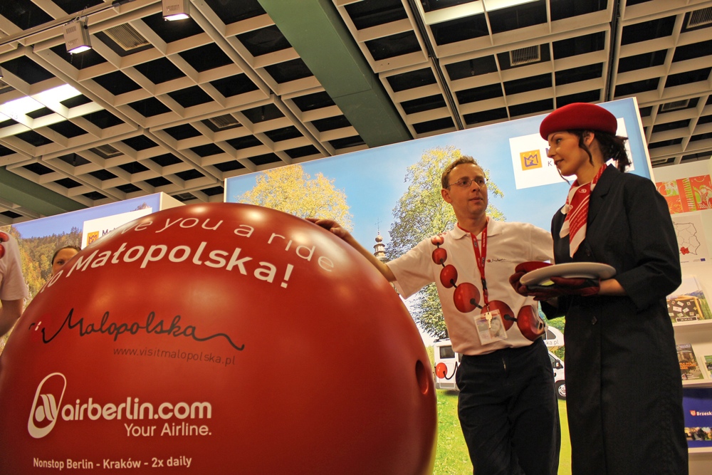 Zaproszenie do symbolicznej podróży … Więcej Szymon Bartosik z MOT i hostessa z Airberlin zapraszają do Koralowego Wehikułu / fot.: Archiwum MOT