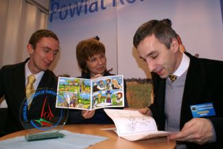Pierwszy komiks o Chopinie w Polsce … Więcej Od lewej pracownik konińskiego LOT-u Adrian Rapeła i pracownicy starostwa powiatowego w Koninie: Ewelina Rapeła i Witold Nowak, naczelnik Wydziału Promocji i Rozwoju / fot.: Marek Perzyński