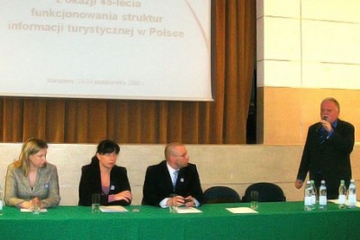 Wykład Jana Pawła Piotrowskiego z okazji 45-lecia polskiego systemu „it”...Więcej Wykład Jana Pawła Piotrowskiego w trakcie konferencji (jak ten czas leci) z okazji 45-lecia polskiego systemu informacji turystycznej. Od prawej prezes POT Rafał Szmytke, wiceminister Sportu i Turystyki Katarzyna Sobierajska, wiceprezes POT Elżbieta Wąsowicz-Zaborek i ówczesny wicedyrektor Departamentu Współpracy Regionalnej POT Cezary Molski